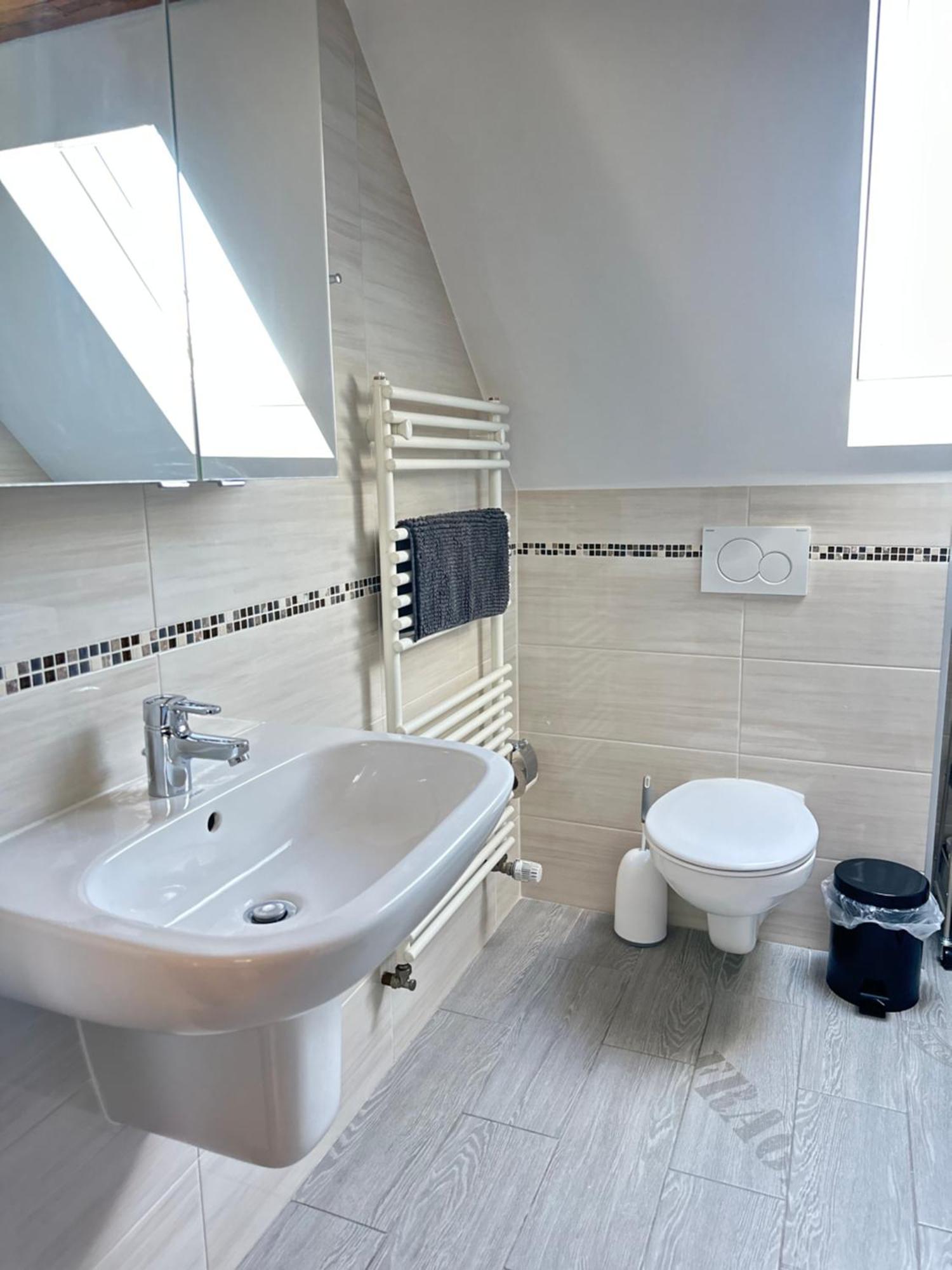 1 Zimmer Wohnung Dg Mit Klimaanlage Und Kleinen Balkon Oedheim Esterno foto
